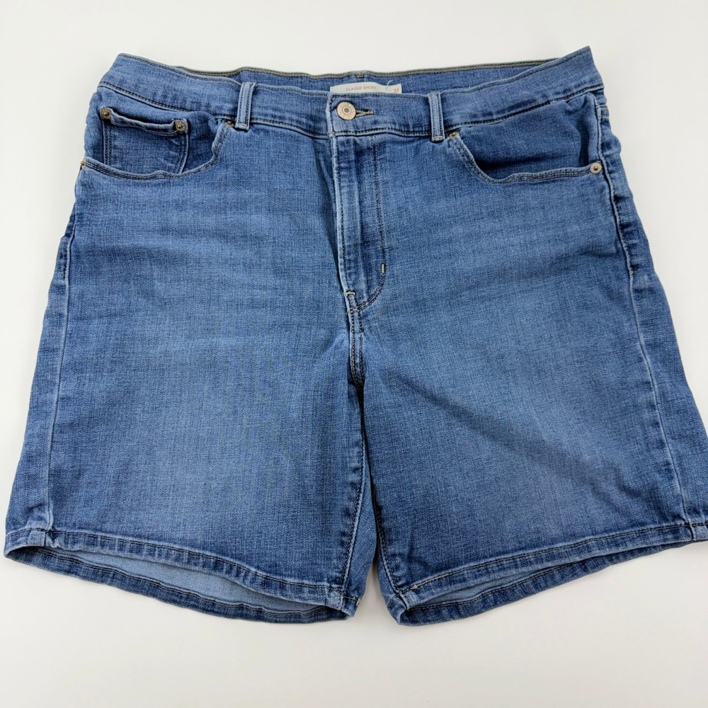 Levis Classic Short Womens 31 Medium Wash Denim Jean Shorts 29694-0011